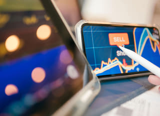 Trader sur plusieurs marchés qui examine les options Bitcoin, Ethereum et forex
